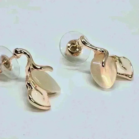 NWOT Elegant Leaf Necklace and Earrings Set - Picture 3 of 4